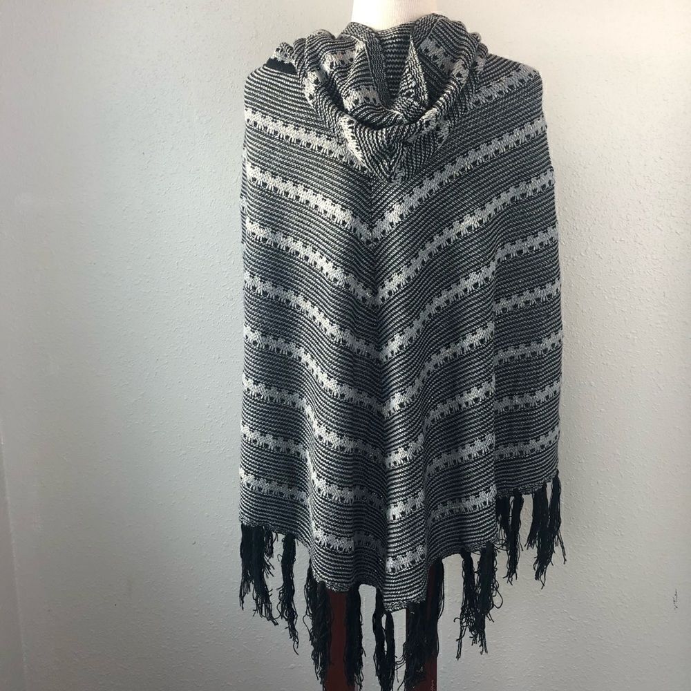 NWT BCBG MaxAria Hooded Poncho Size S/M - Picture 6 of 11